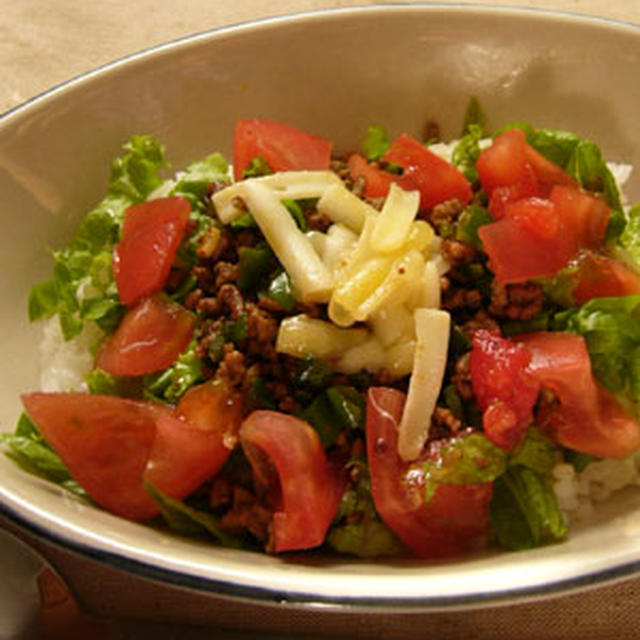 スパイスで作るタコライス。