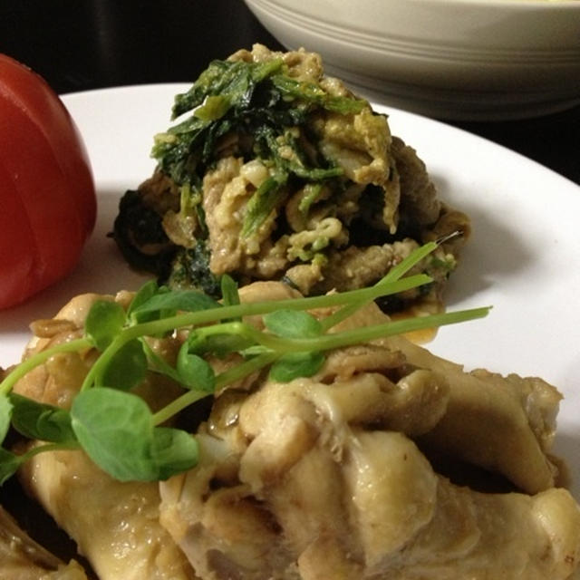 手羽元甘辛煮と、豚とほうれん草のカレークリーム煮と、白菜と塩昆布のシーザーサラダと、トマト。