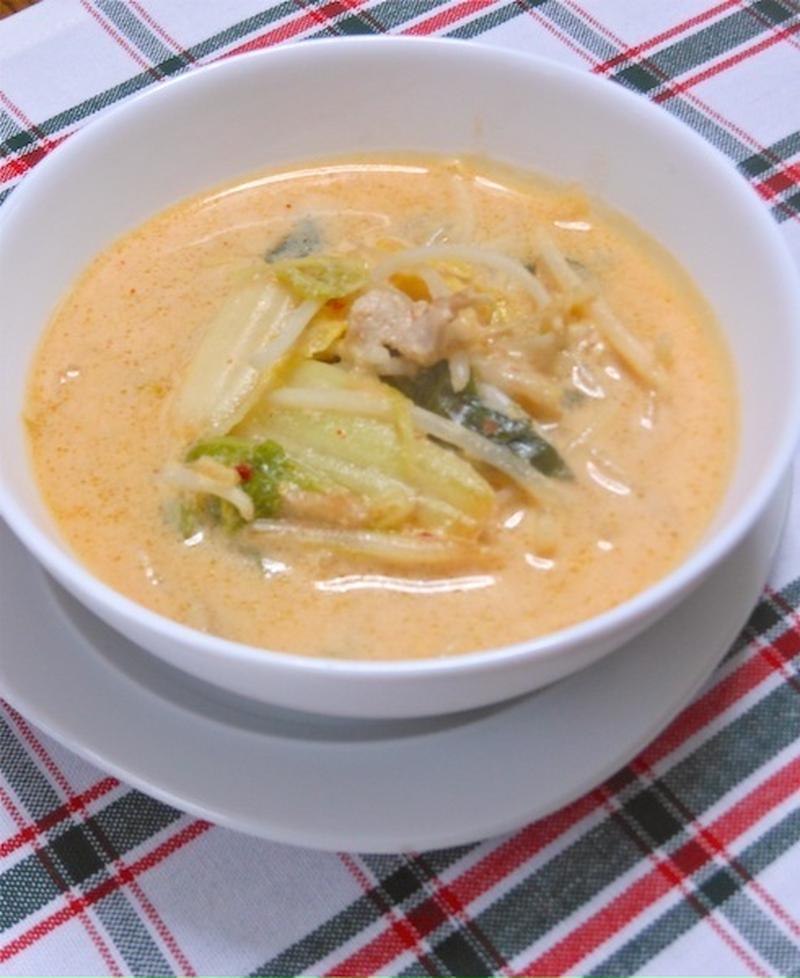 寒い〜夜の晩ご飯に簡単5分あったかスープ！たっぷりもやしとキムチのなめらか豆乳スープ。