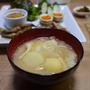 旦那さん大好きじゃがいもと玉ねぎの味噌汁　最後の梅干し