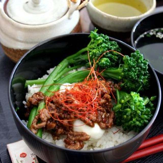 Poached Egg and Broccolini on Rice ポーチドエッグと茎ブロッコリ丼で朝ごはん