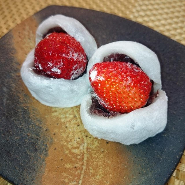 大福がイチゴを食べるイチゴ大福・・・・。日の出楼♪