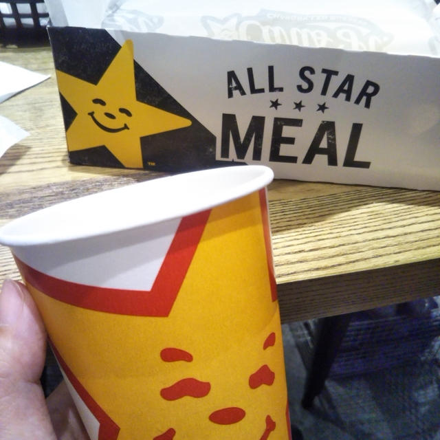 米国カリフォルニア発プレミアムバーガーチェーンCarl's Jr.（カールスジュニア）でお友達と
