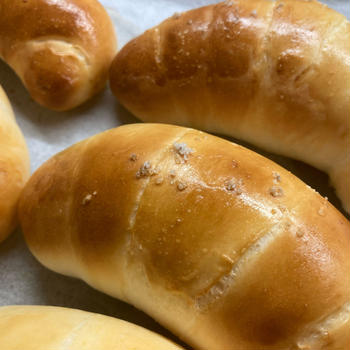 塩バターロールと晩ご飯(鮭のマヨネーズ焼き)