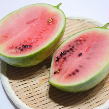初すいかは、自家製の小玉すいか。育てるの大変ね