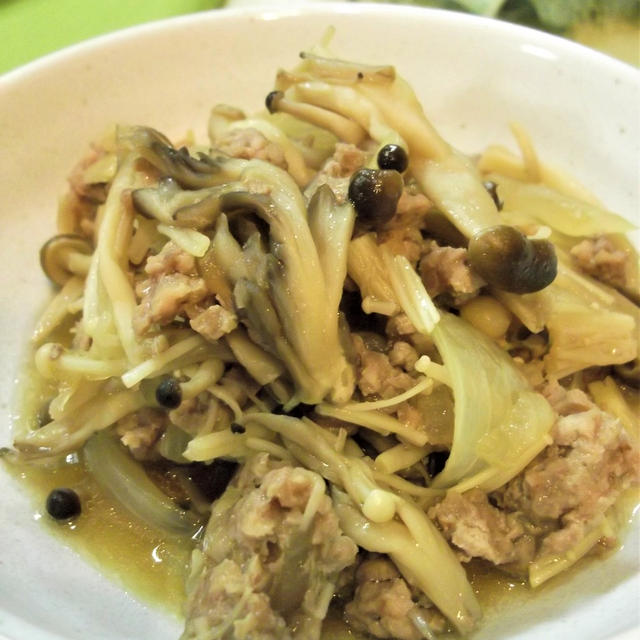 フライパンにどんどん入れるだけ♪ひき肉がボロボロしない！甘辛ひき肉ときのこの蒸し炒め