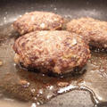 玉ねぎはキャベツ、パン粉はごはんで作るジューシーハンバーグ