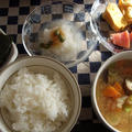 ごはんは左。