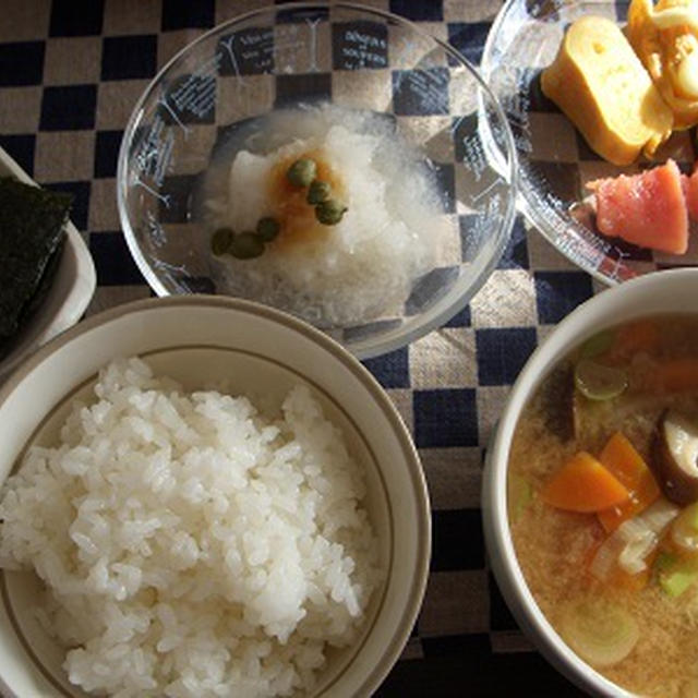 ごはんは左。