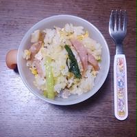 小松菜とソーセージのチャーハン。　#ハウス食品　#昼ご飯　