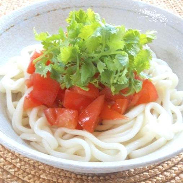 さっぱり＆ひんやり、ピリ辛〜トマトとパクチーの冷やしぶっかけうどん。