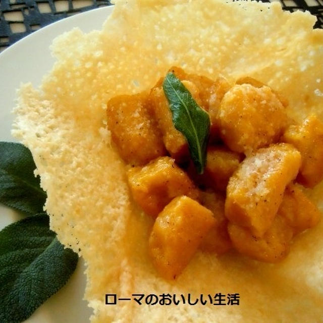 チーズの器にのせておしゃれなカボチャのニョッキ　