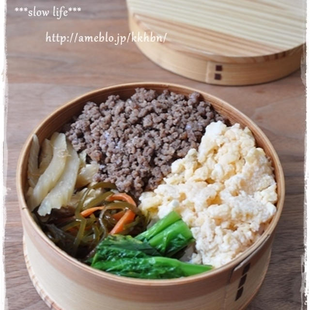 【２色そぼろ丼弁当、焼き鮭とオムレツ風卵焼き弁当】