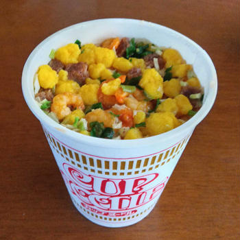 昼ご飯は13時　カップヌードルとライス