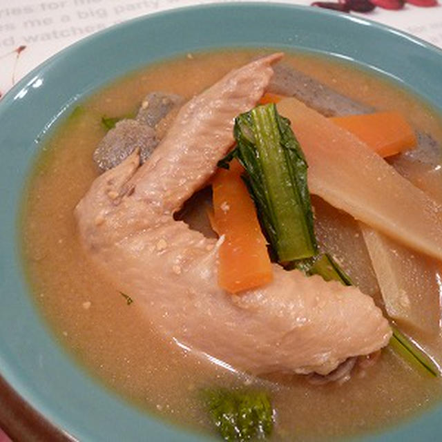 手羽先と野菜の味噌煮込みスープ