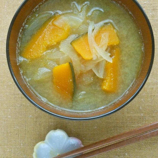 野菜の甘さに癒される〜カボチャとタマネギのお味噌汁。