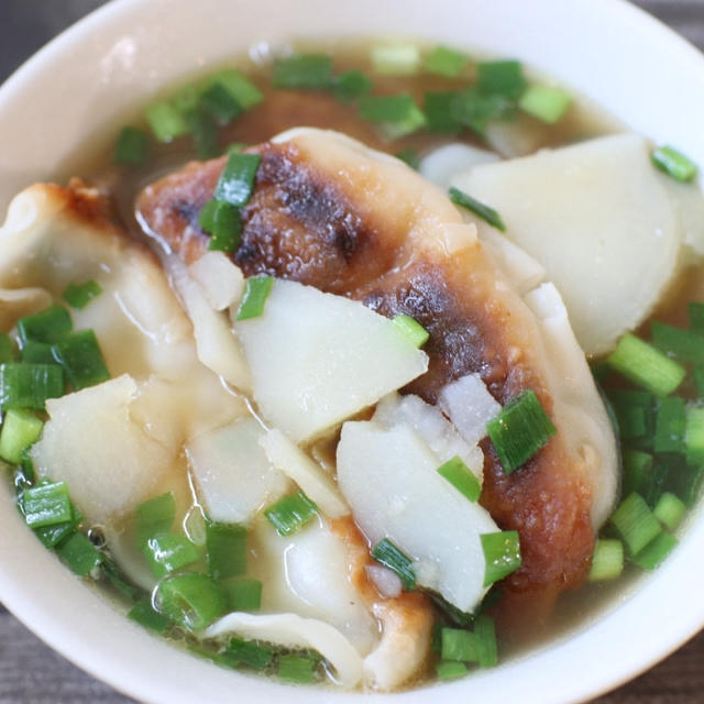 チルドの餃子をボリュームアップして食べる方法( *´艸｀)スープなら大満足です