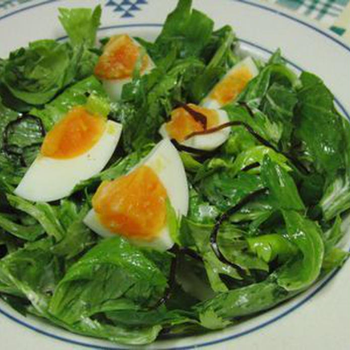 白い皿に盛られた、セロリの葉のグリーン卵サラダ 