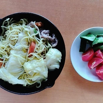 スキレットであつあつのまま最後まで食べられる焼きそば