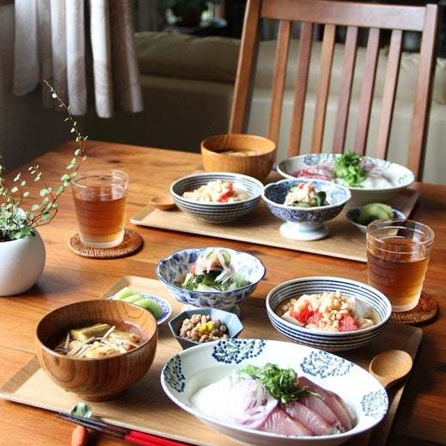 ハマチの山かけ丼 。豆腐とトマトの麺つゆ煮。