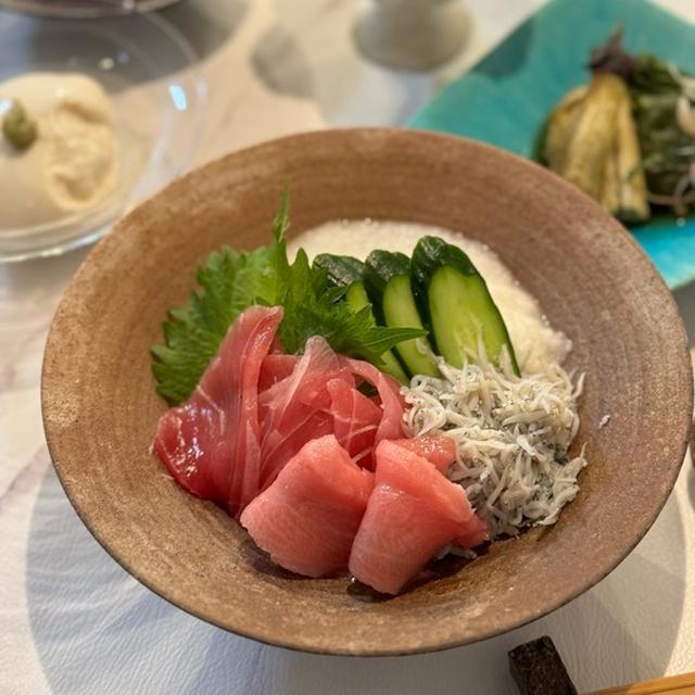 まぐろシラスとろろ丼の夜ごはんと、ちっこい時と変わらない坊