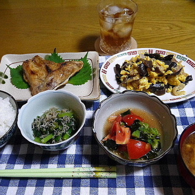 【夕食】ムースーロー・ぶりかま塩焼き・小松菜とじゃこの和え物…