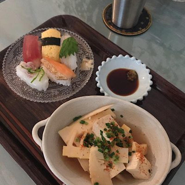 竹の子と豆腐の煮物、念願のお寿司でお晩酌。