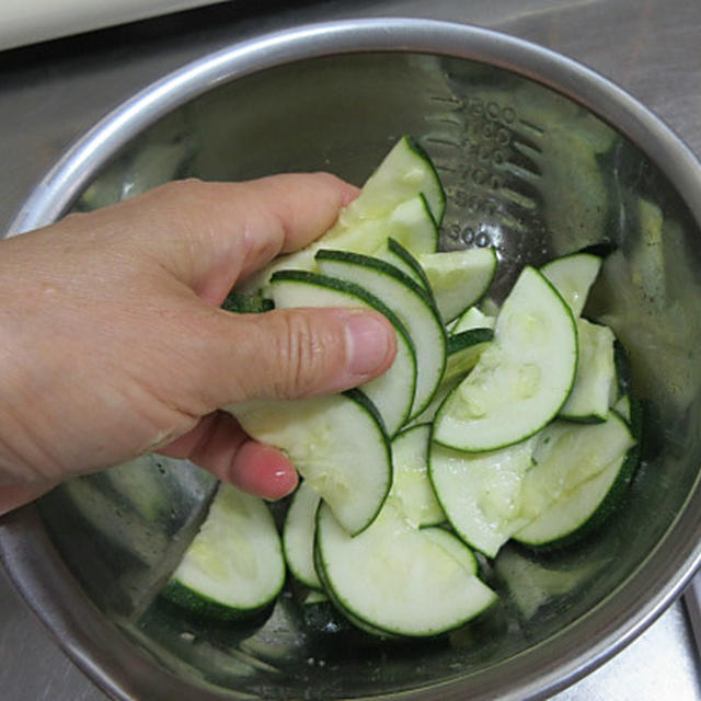 【カンタンレシピ】採れたて野菜で塩もみ＋生クルミ