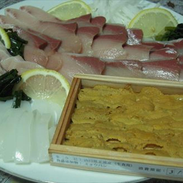 お正月料理・おせち、ウニ、ブリ、ヒラソ、イカ刺身