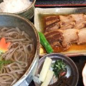 滋賀県の信楽駅前陶器まつり