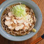メシ通！鶏むねの冷やし肉そば、山形名物、冷たい肉蕎麦をイメージ！