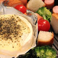 レンジでチンして作るお手軽カマンベールチーズフォンデュ。 by ゆりぽむさん