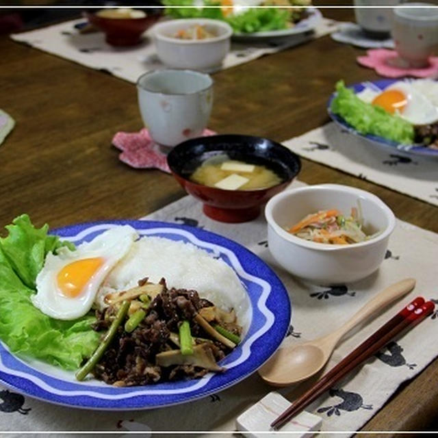 牛肉のオイスターソース炒めととろろのっけごはん　盛り付けはカフェ風？