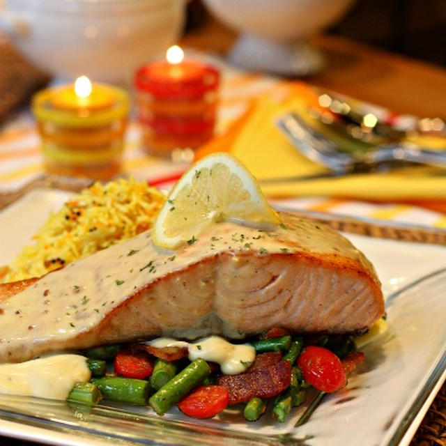 Grilled Salmon Fillet with Hollandaise Sour Cream Sauce