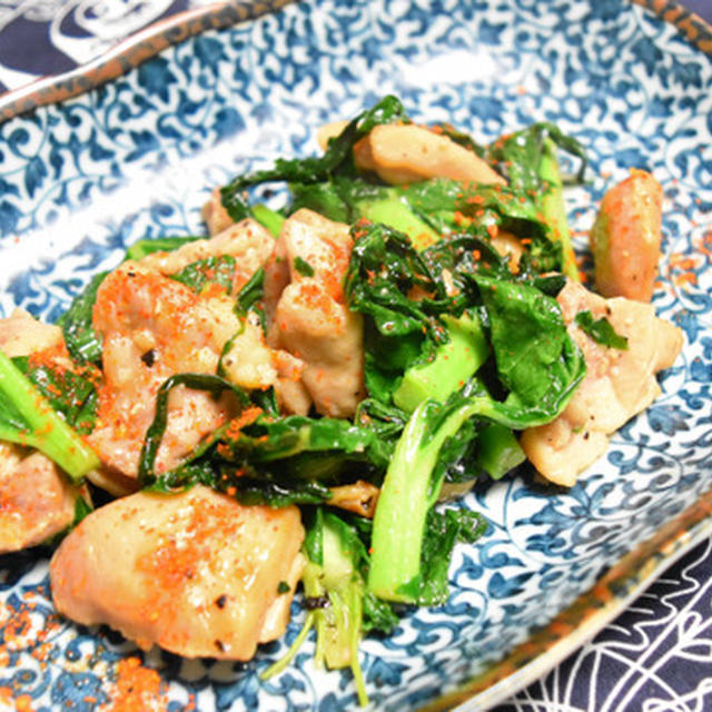 塩麹に漬け込んだ鶏肉の蒸し焼きとのらぼう菜(青菜)の炒めもの。塩麹でお肉柔らかジューシーなおつまみ。