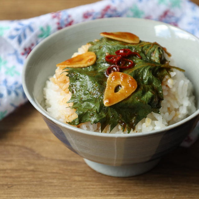 大葉の大量消費に！人気の作り置き！やみつき大葉のピリ辛にんにく漬けの日持ちするレシピ。