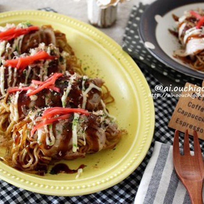 お皿に並べられた肉巻き焼きそば