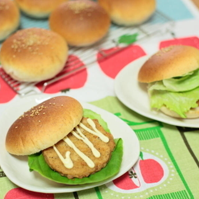・全粒粉入りふわふわバンズで♪チキンフィレバーガー