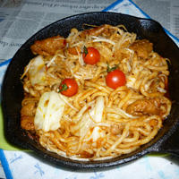 鶏皮＋きのこ野菜MIXのアラビアータ焼きうどん