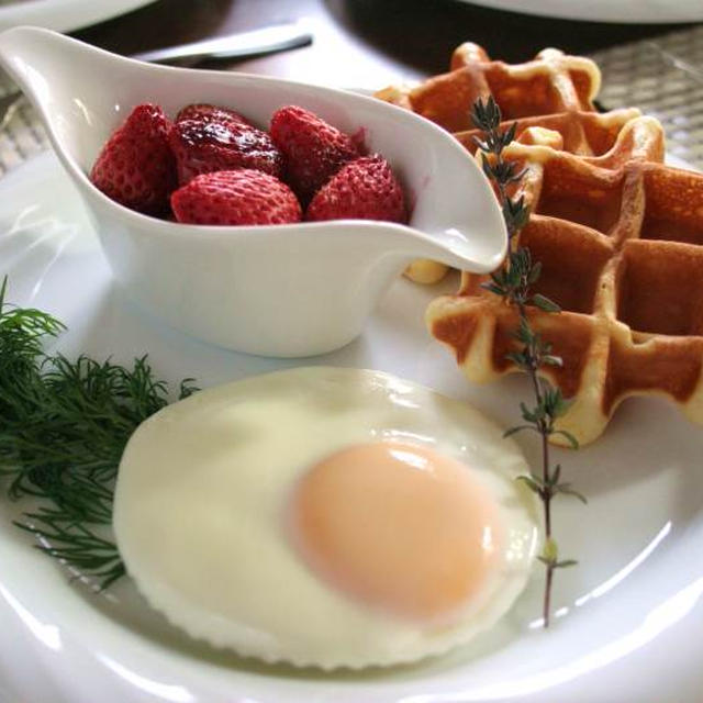 イチゴグラタンとワッフルの朝ごはん