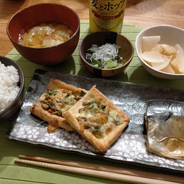 おうちごはん　薄揚げ破けたら、薄揚げのねぎ納豆チーズのせ