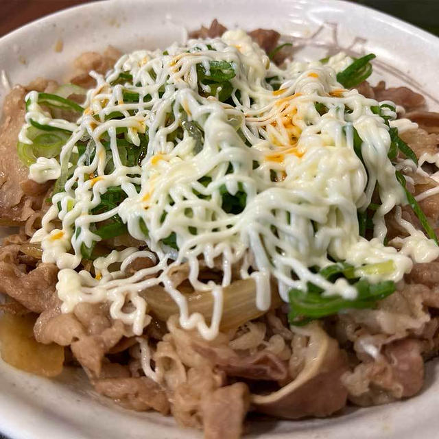松屋のねぎマヨ辣牛めし あたま大盛りを食らう。