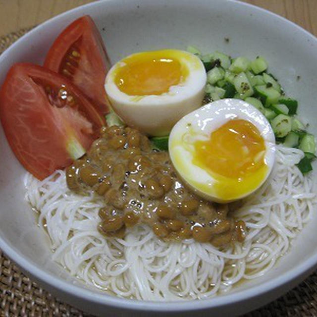 半熟たまごのネバネバぶっかけ素麺で朝ごはん