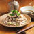 冷しゃぶきのこ蕎麦の温玉汁　、　冷しゃぶときのこでかさ増しした蕎麦を温泉たまごの汁で食べる