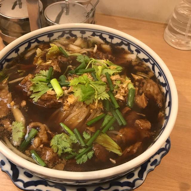 タイ料理屋の牛すじラーメンが美味しかった