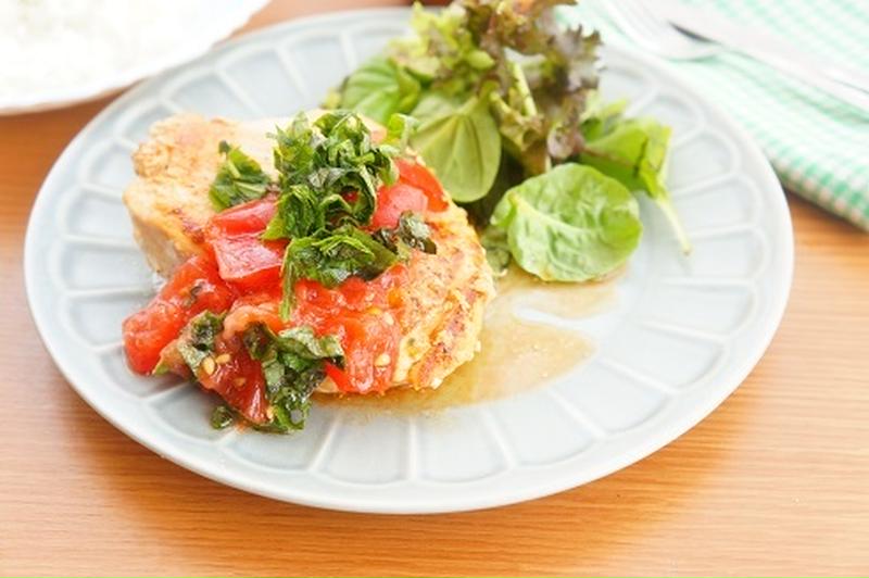 鶏むね肉のチキンステーキ～ごま油香るトマトと大葉のさっぱりソースを添えて～