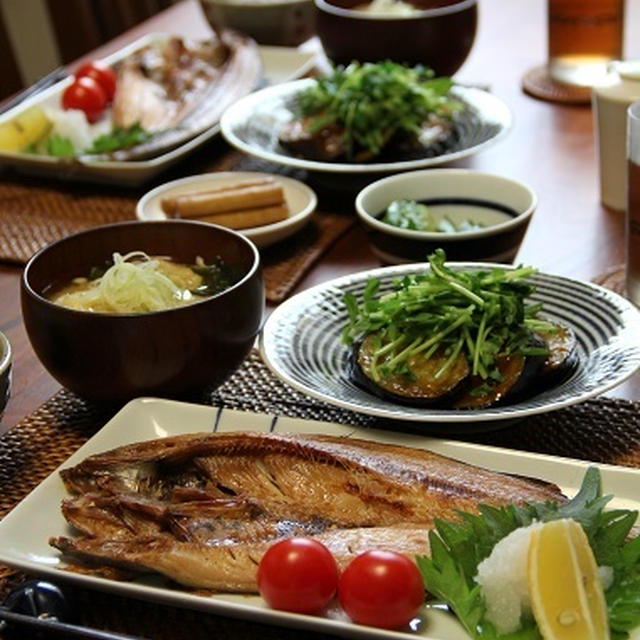 ほっけ定食。なすの照り焼きなど。梅干しその後。