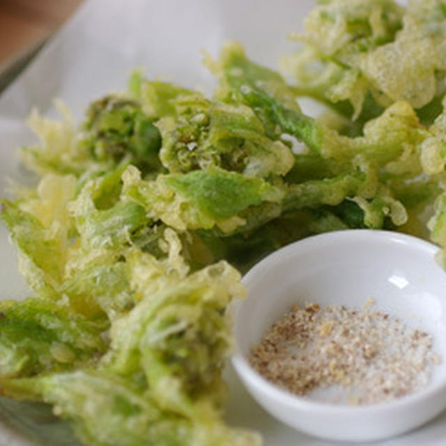 蕗の薹の天ぷらとしいたけ塩