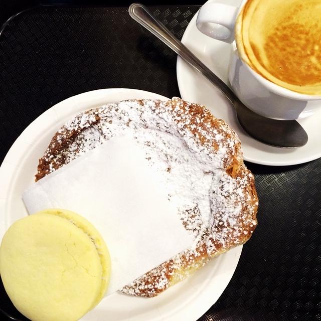3月1日の朝ごはんは、バルセロナのサンツ駅カフェで♪と、カルソッツ祭り