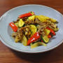 コクある旨みが絶妙！牛肉じゃがと夏野菜のカレー炒めの作り方
